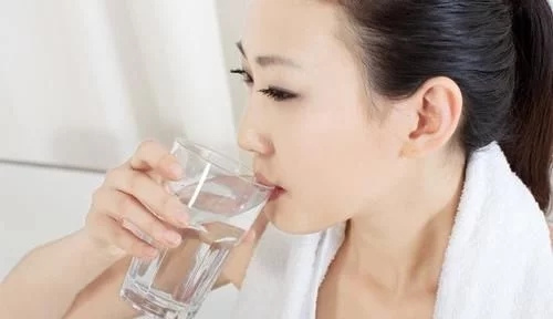 每天早晨喝水對(duì)身體好嗎？這5類人適合早起飲水